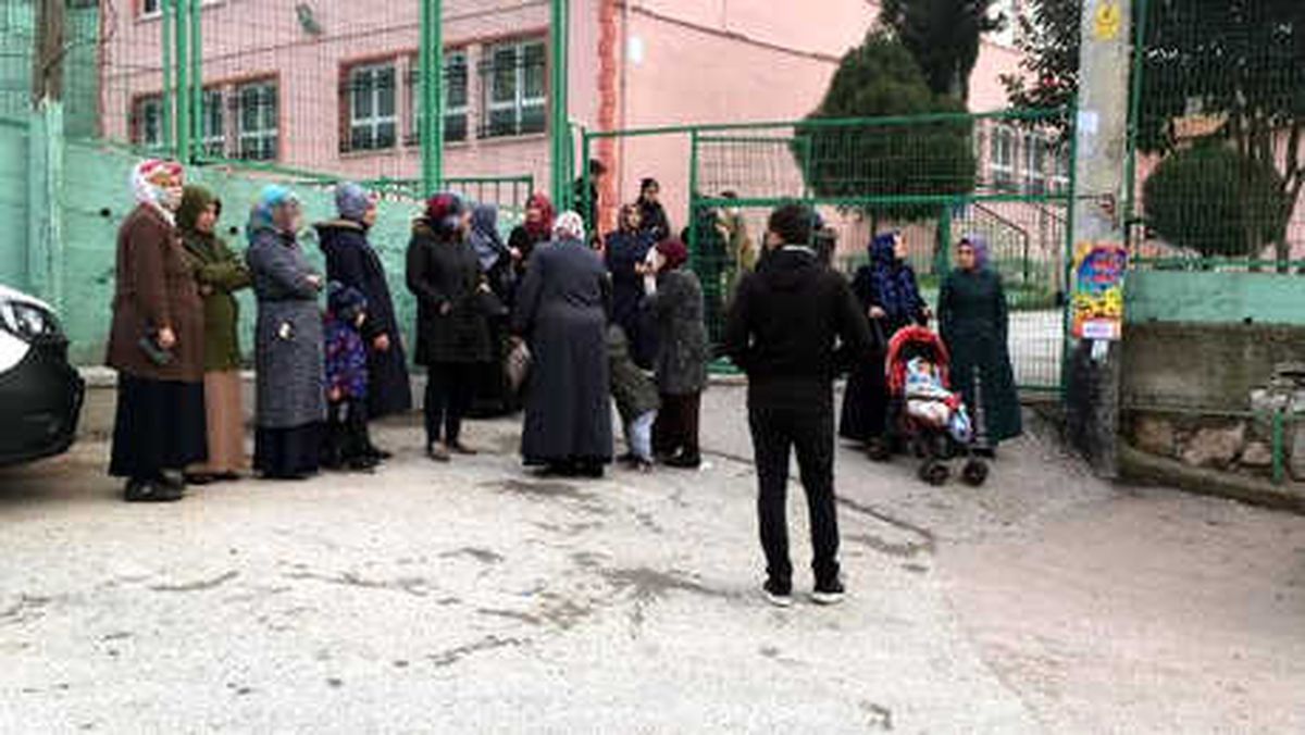 Minibüsün Altında Kalan Medine\'yi İşçiler Kurtardı