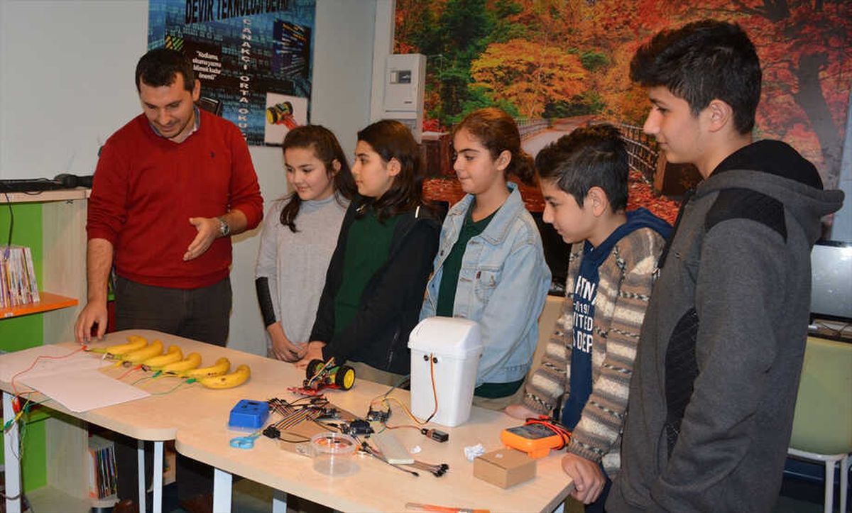 Öğrenciler Kodlama Eğitiminde İletken Olarak Muz Kullandı