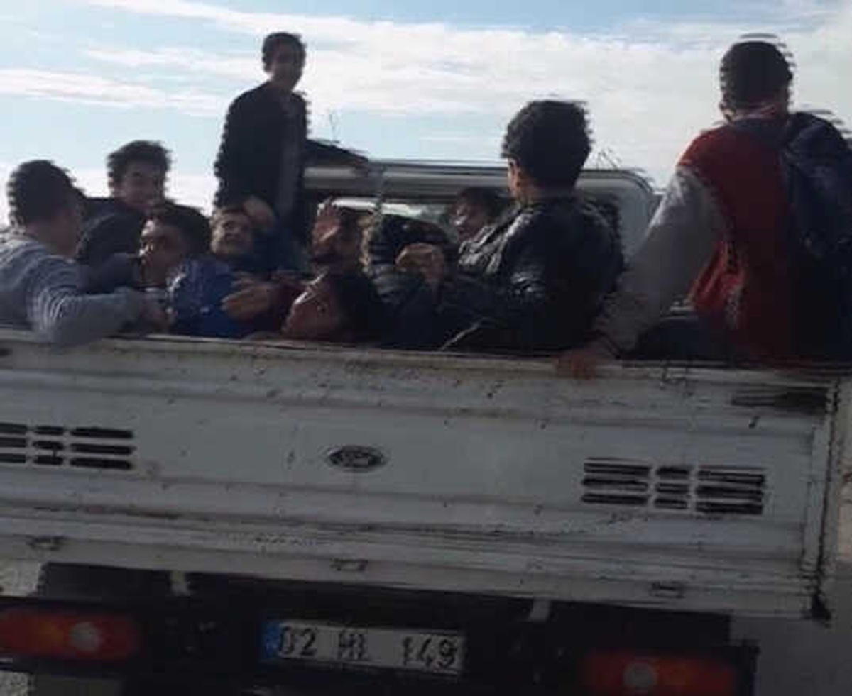 Öğrencilerin Dondurucu Havada Kamyonet Kasasında Tehlikeli Yolculuğu