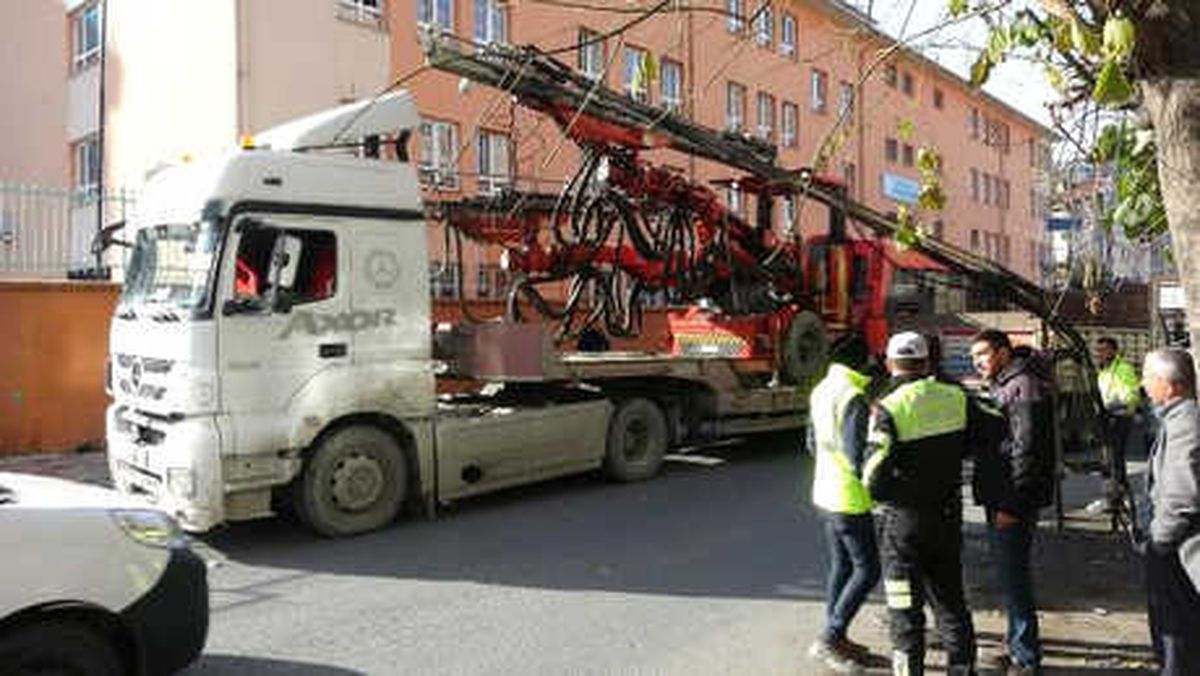 Okul Önünde Tır\'ın Devirdiği Elektrik Direği Korkulu Anlar Yaşattı