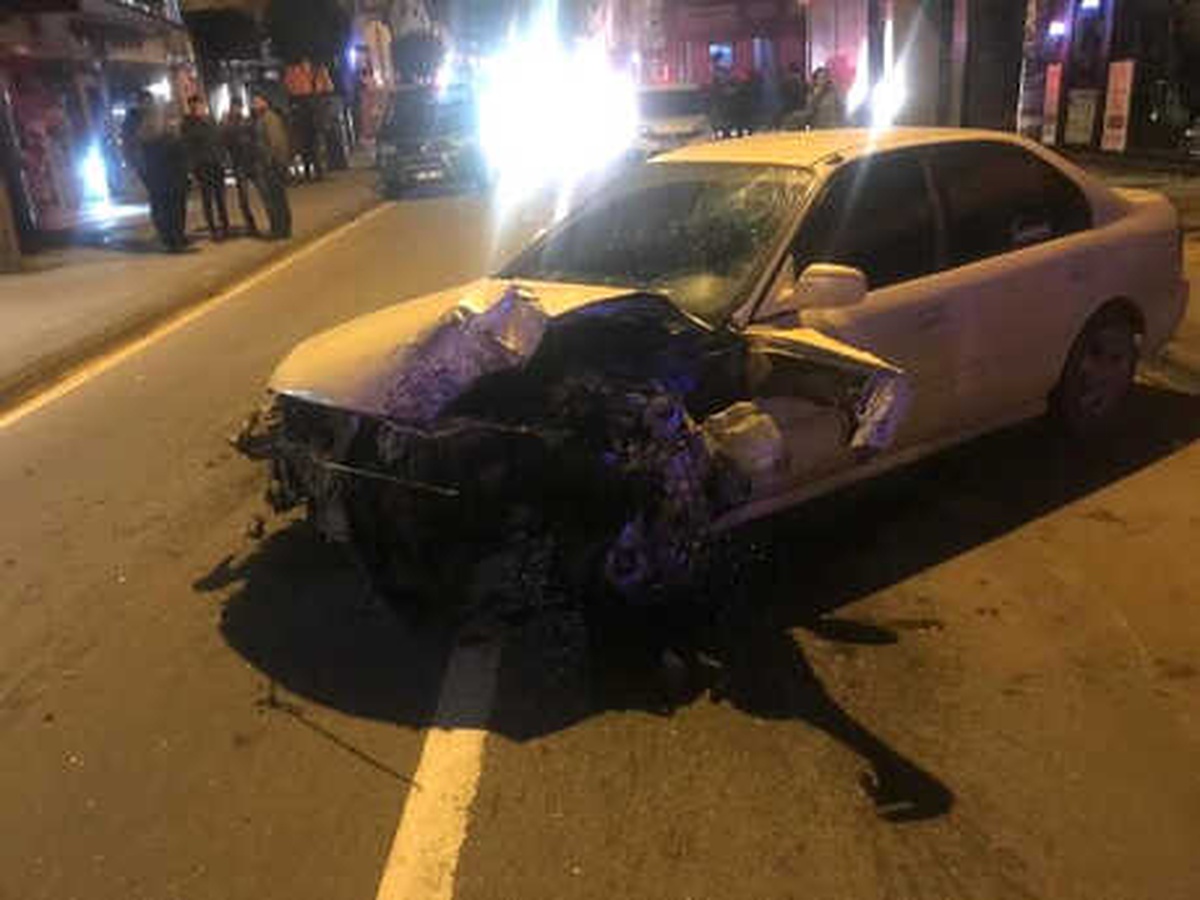 Otomobil Ofise ve Ağaca Çarptı, Alkollü Sürücü Yaralandı