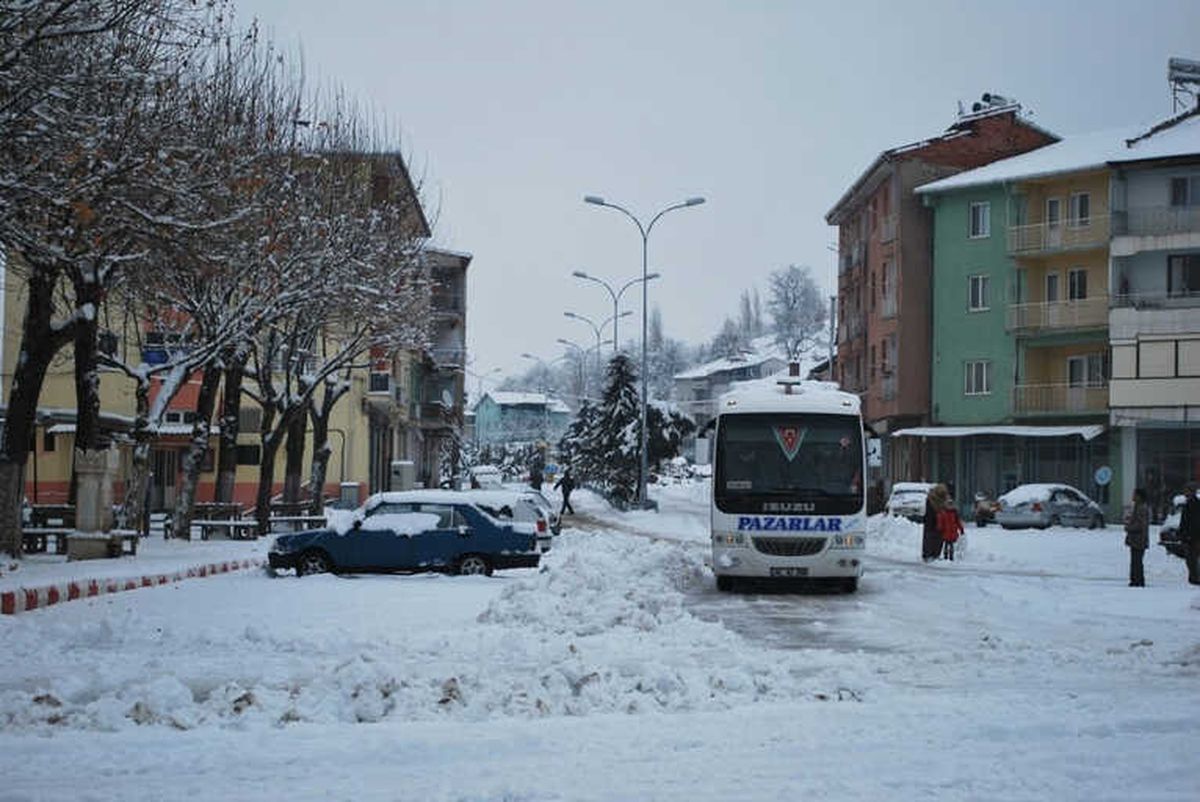 Pazarlar\'da Kar Sevinci