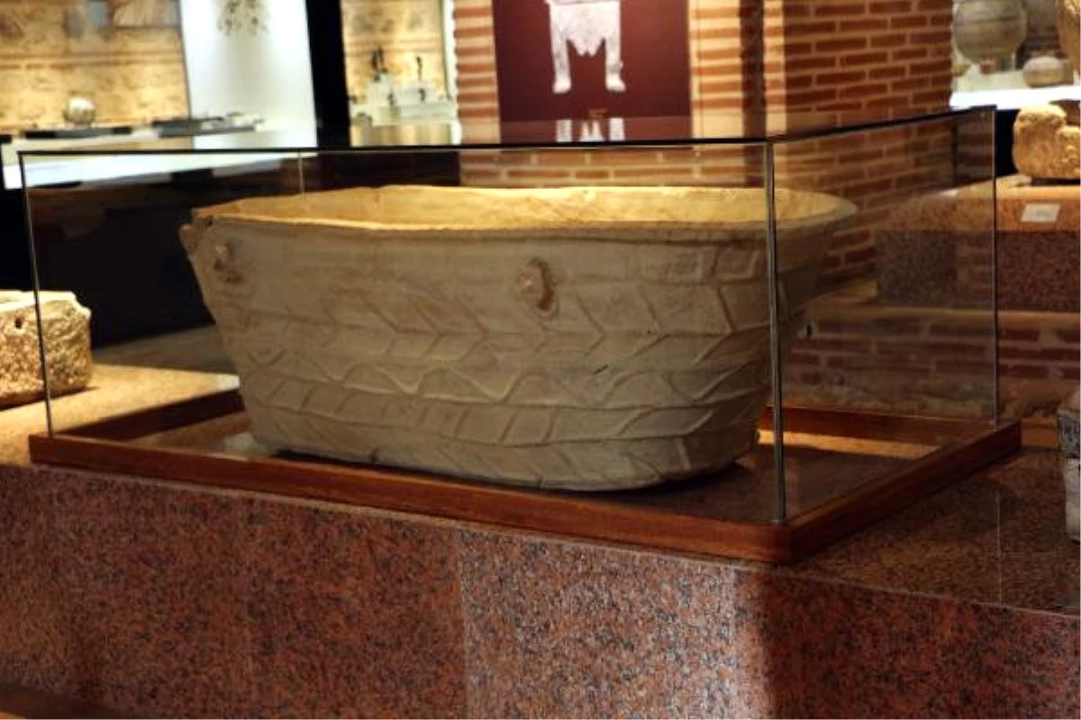 Roma Dönemine Ait Banyo Küveti Cam Fanusta Sergileniyor