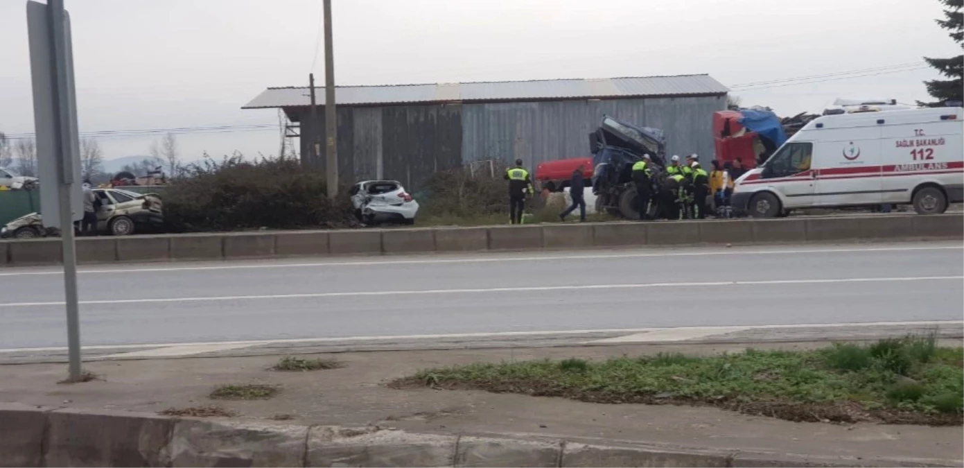 Sakarya\'da Otomobiller Çarpıştı: 4 Yaralı