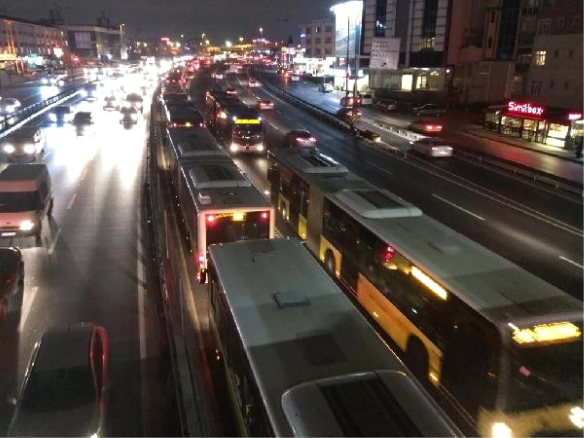 Metrobüs Arıza Yaptı, İstanbul Ulaşımı Kilitlendi