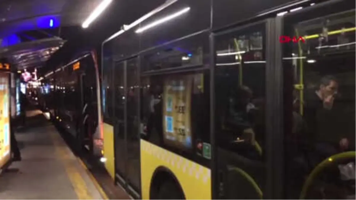 Sefaköy\'de Metrobüs Arızası; Uzun Araç Kuyrukları Oluştu