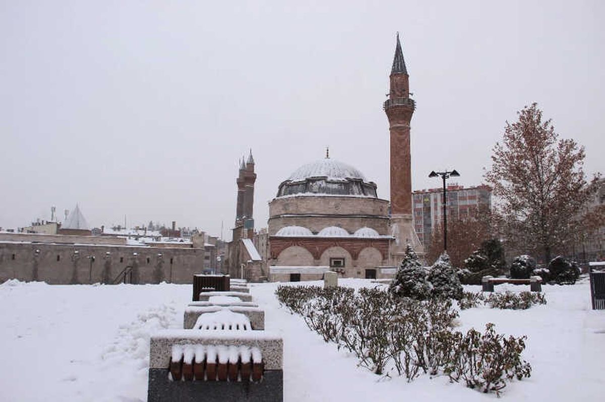 Sivas\'ta 144 Köy Yolu Ulaşıma Kapandı
