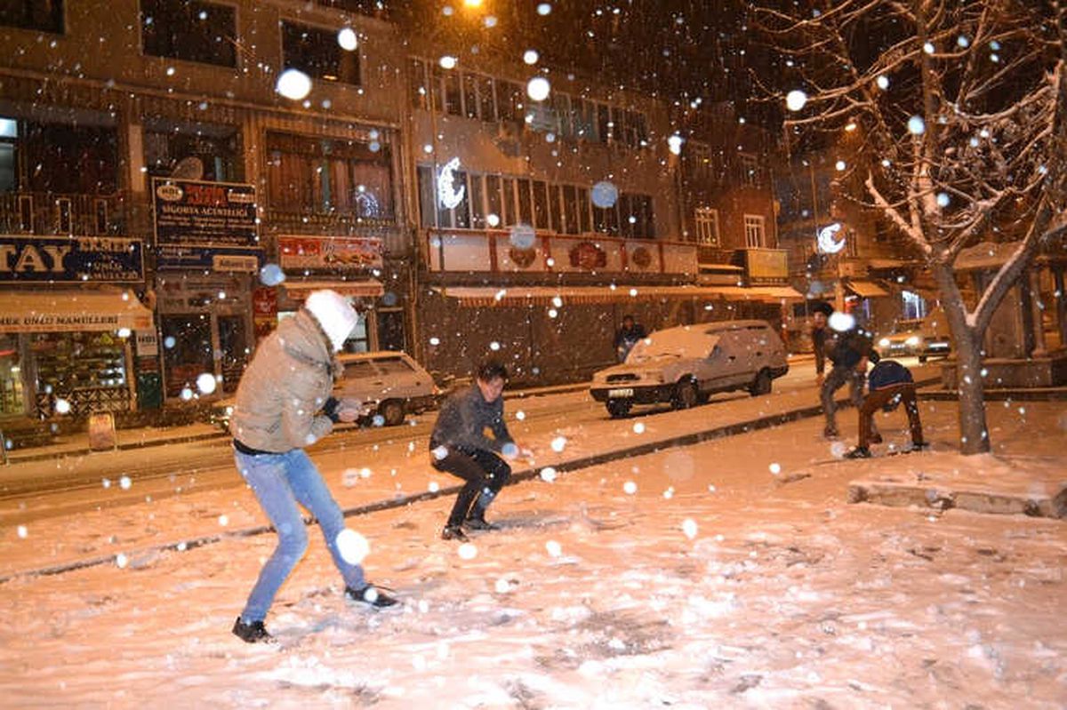 Şuhut, Beyaza Büründü