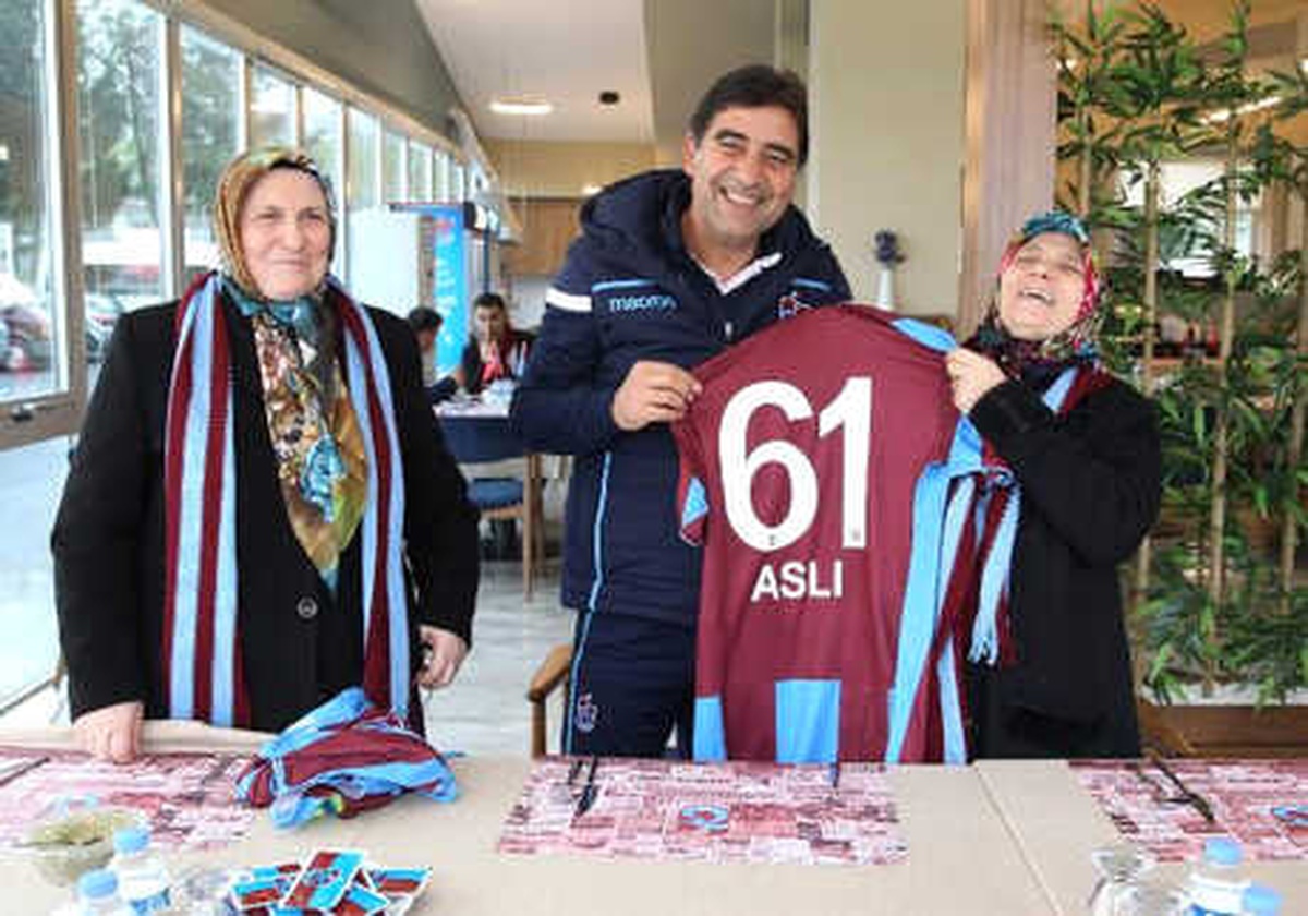 Trabzonspor, Atiker Konyaspor Maçında Tribünde Örgü Ören Kız Kardeşleri Ağırladı