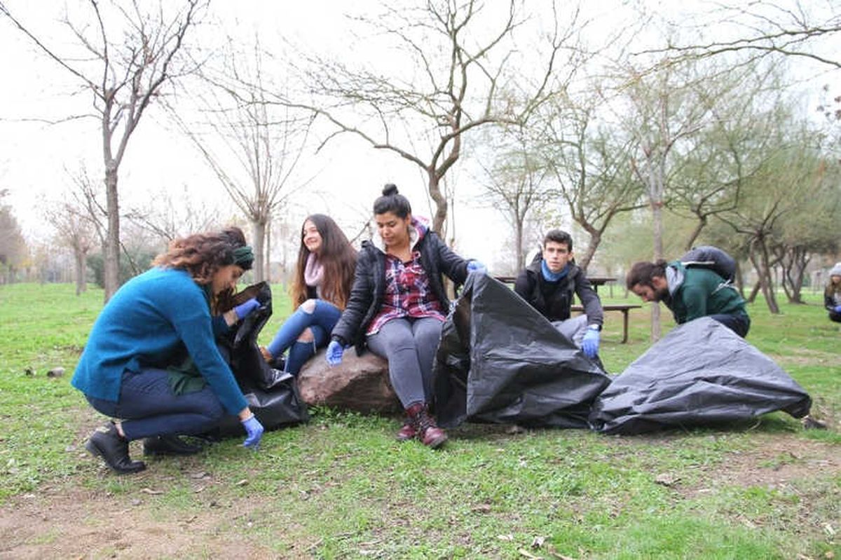 Üniversite Öğrencileri Kent Ormanı\'ndan 1 Saatte 300 Kilo Çöp Topladı
