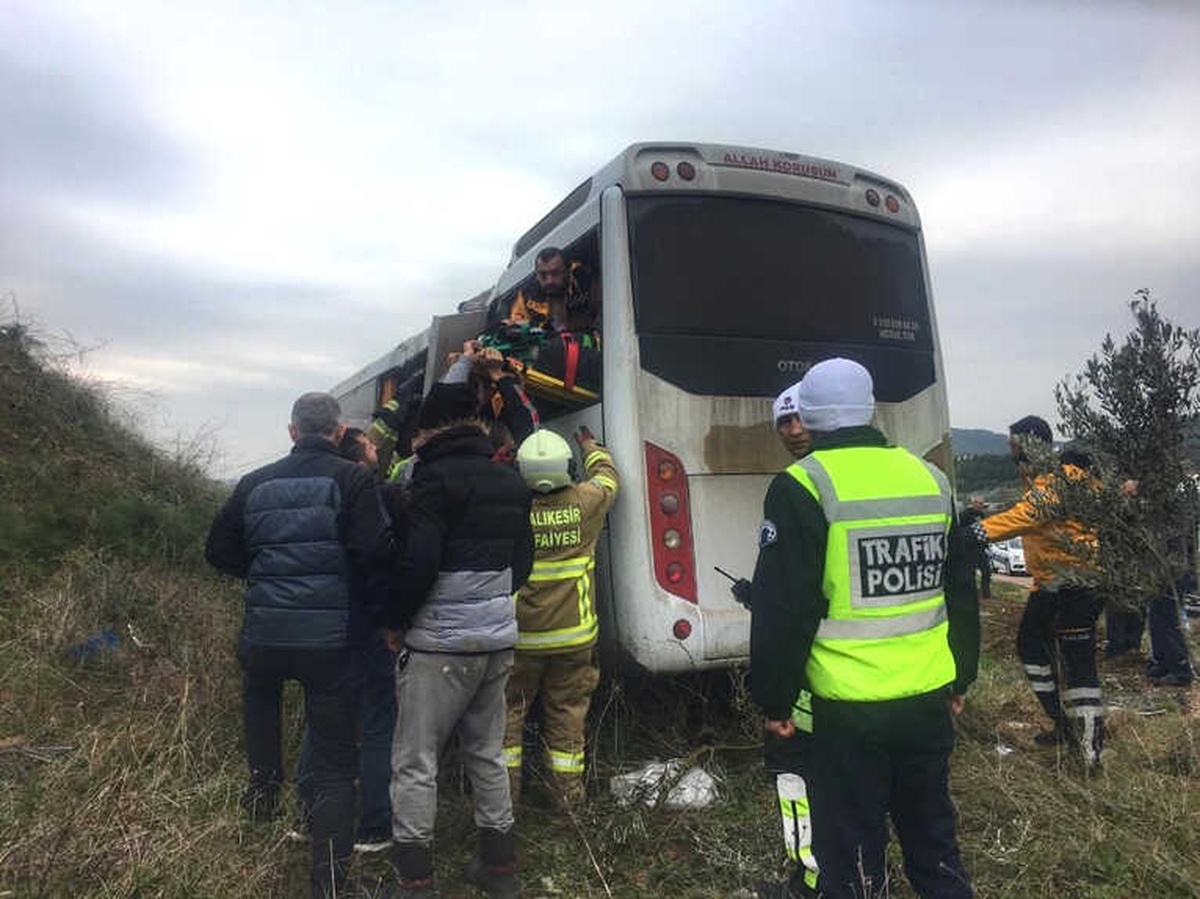 Üniversite Öğrencilerini Taşıyan Minibüs Kaza Yaptı: 6 Yaralı