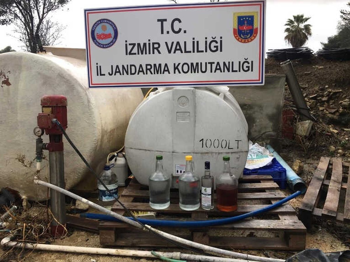 Yılbaşı Öncesi Çeşme\'de 758 Litre Kaçak İçki Ele Geçirildi