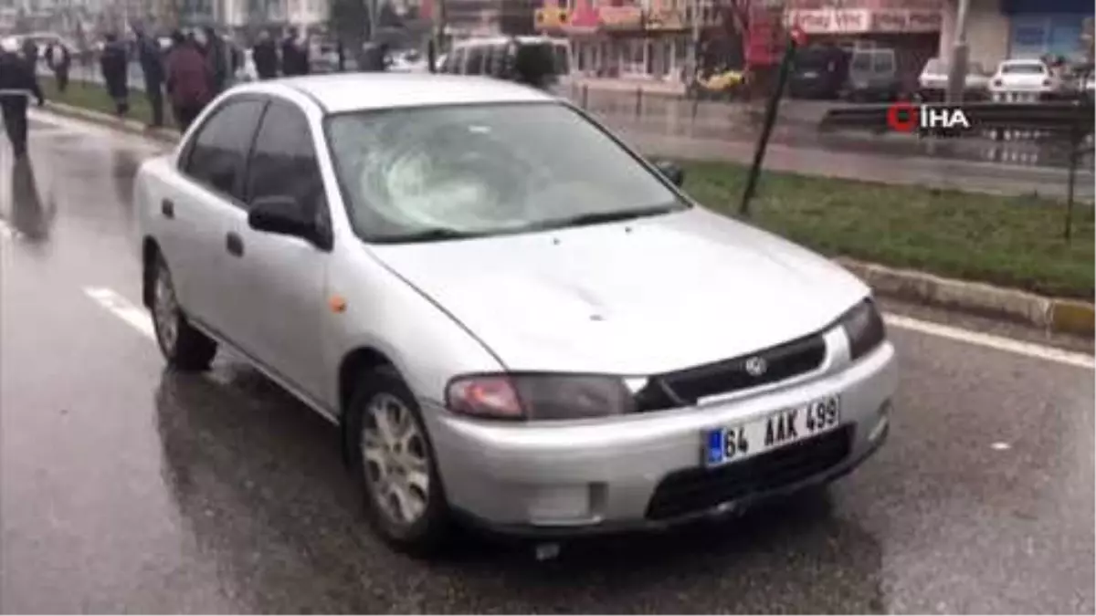 Yoğun Bakımdaki Kızını Ziyaretten Dönerken Otomobil Çarptı