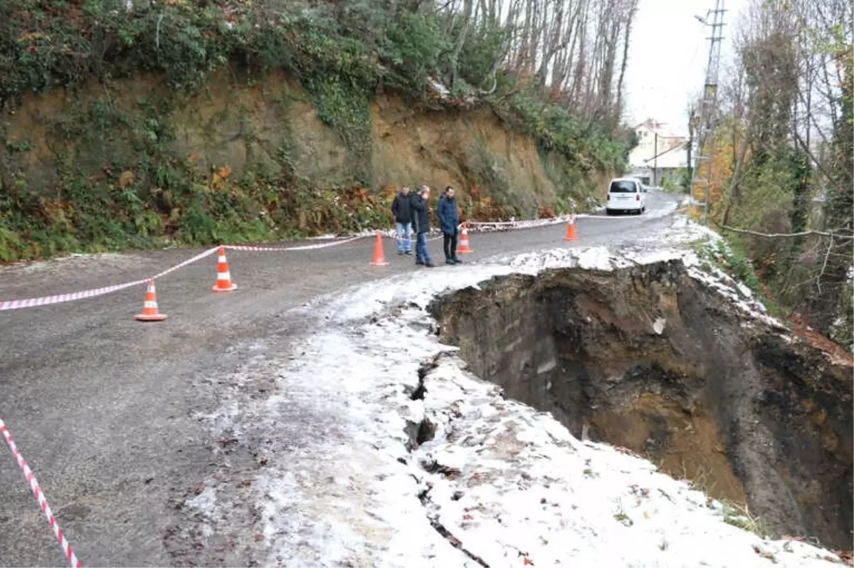 Yol Göçtü, Devasa Toprak Parçaları 50 Metrelik Heyelan Oluşturdu