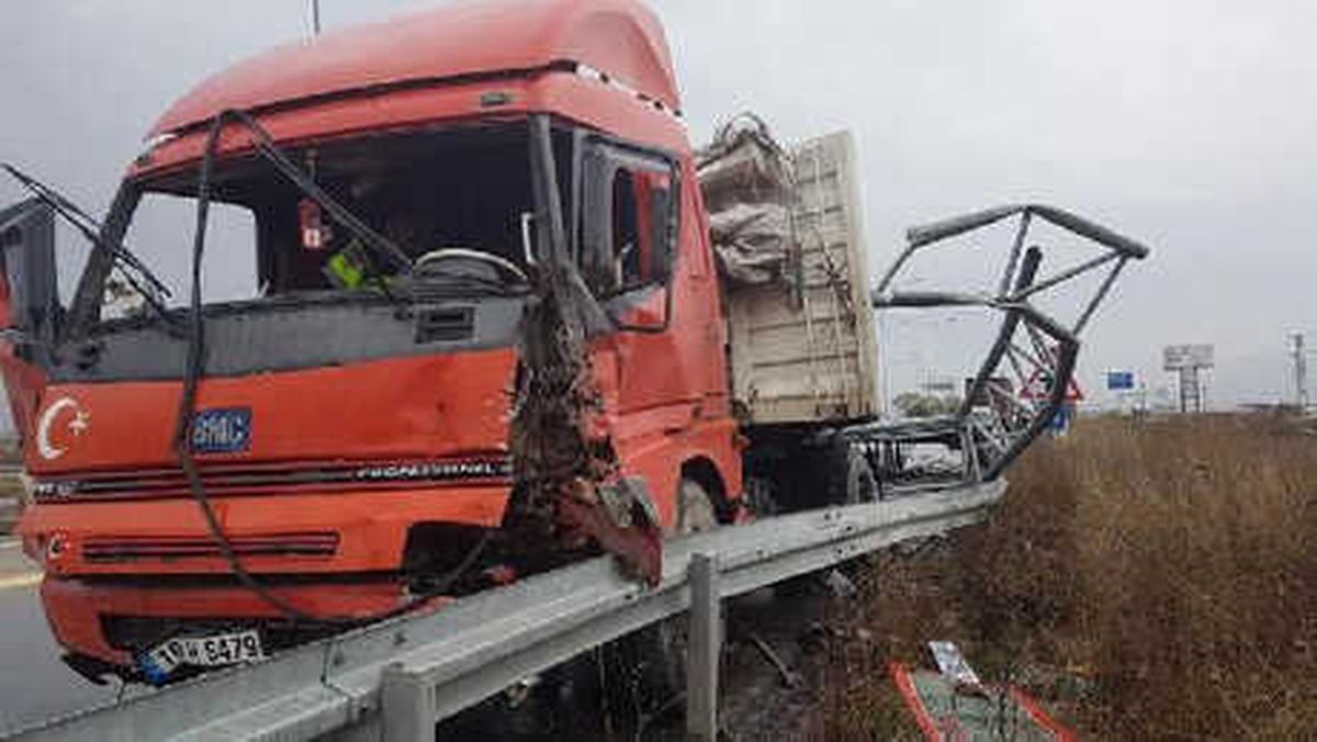 Yön Levhasıyla Trafik Lambalarına Çarpan Tır, Karşı Şeritte Bariyerlere Vurdu