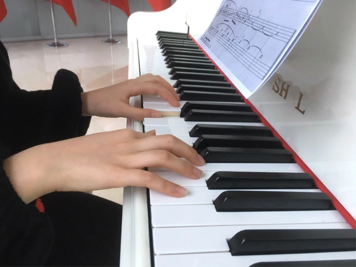 9 Yaşındaki İşitme Engelli Zeynep\'in Piyano Hayali Gerçek Oldu