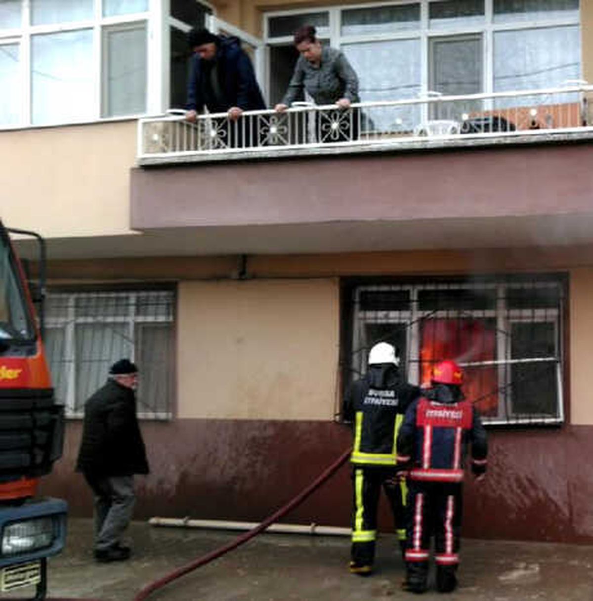 Alt Kattaki Yangını Balkondan İzlediler