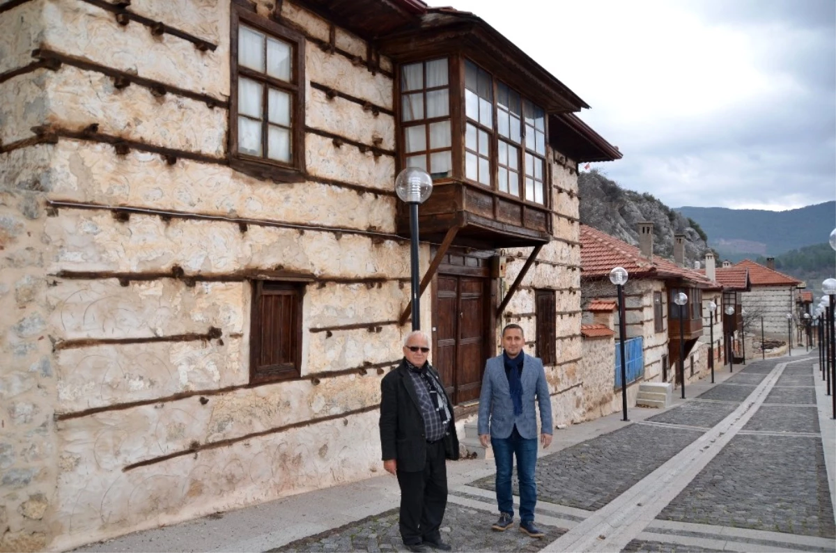 Atatürk\'ün Cebinden Bin TL Vererek Destek Sağladığı Cumbalı ve Düğmeli Evler Tarihe Işık Tutuyor