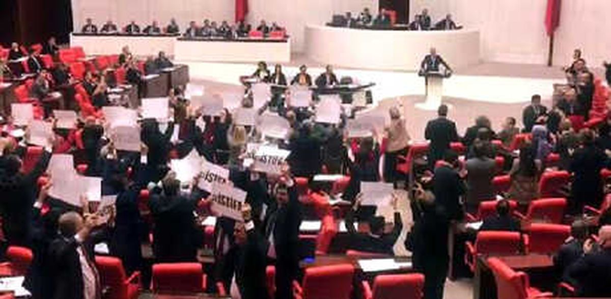 Bakan Turhan Kürsüye Çıktı, CHP\'li Vekiller \'İstifa\' Sloganı Attı