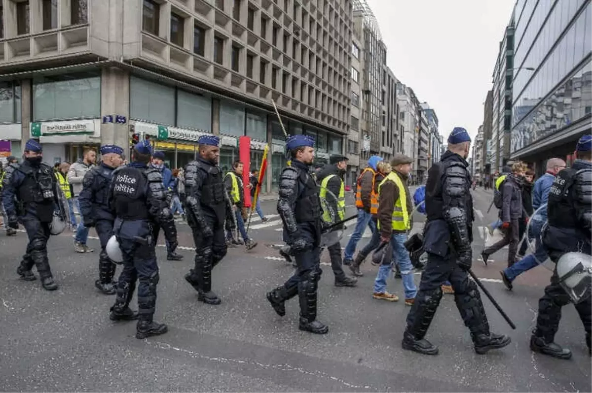 Brüksel\'de Sarı Yelekliler Protestosuna Polis Engeli