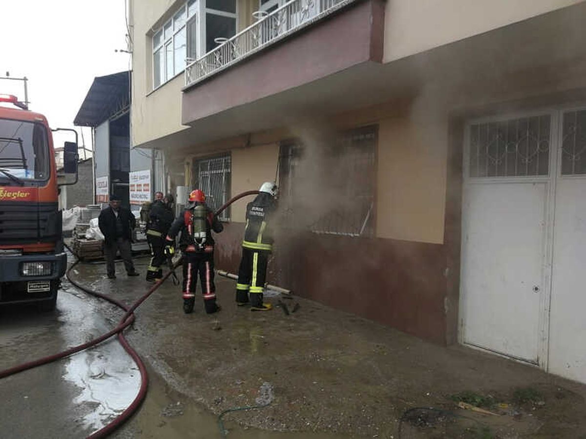 Bursa\'da 3 Katlı Binada Yangın