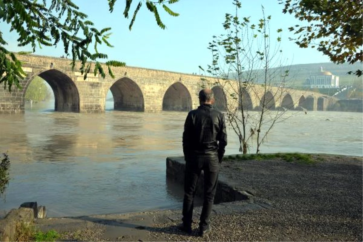 Dicle Nehri\'nde Su Seviyesi Azaldı, Tehlike Sürüyor - Tekrar