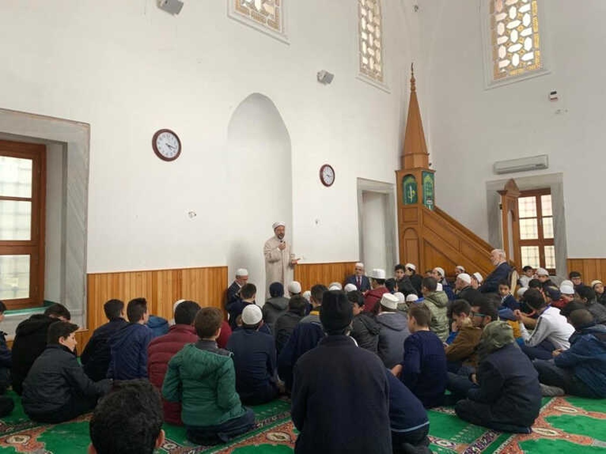 Diyanet İşleri Başkanı Erbaş, Kur\'an Kursu Öğrencileriyle Bir Araya Geldi