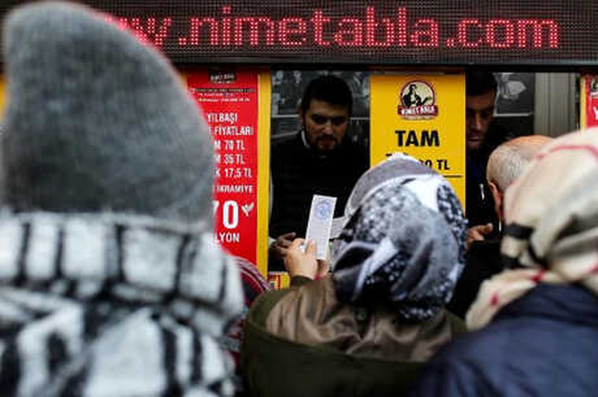 Ek Fotoğraf ve Bilgiyle/ Eminönü\'nde Yüzlerce Metrelik "Umut Kuyruğu" Havadan Görüntülendi