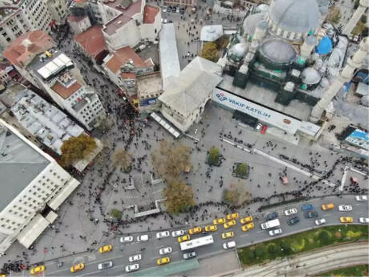 Eminönü\'nde Yüzlerce Metrelik "Umut Kuyruğu" Havadan Görüntülendi