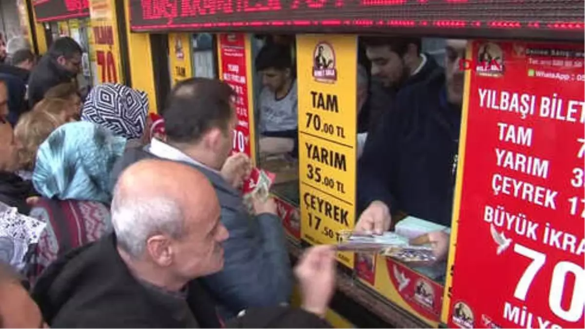 Eminönü\'nde Yüzlerce Metrelik Umut Kuyruğu Havadan Görüntülendi