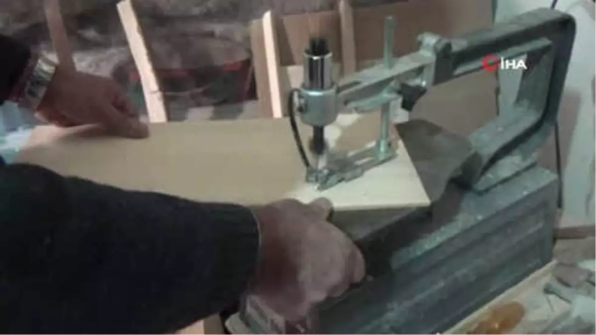 Erzincan\'da Saz Üstatları İçin 30 Yıldır Bağlama Üretiyor