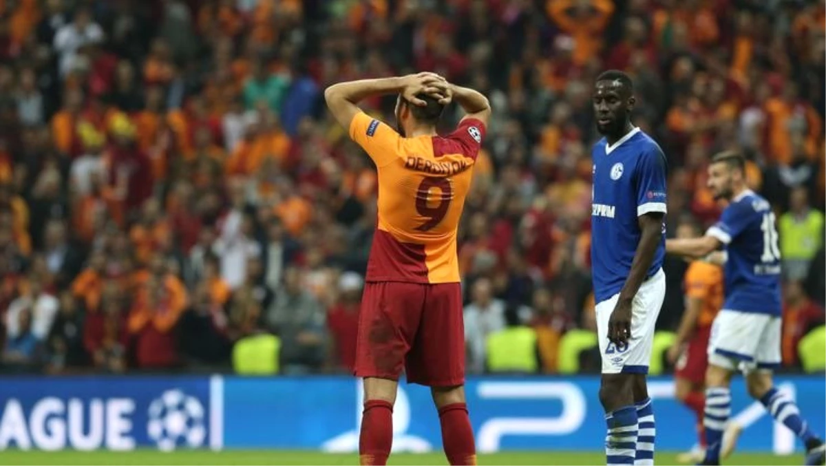 Galatasaraylı Taraftarlar, Porto Maçında Islıklanan Eren Derdiyok\'u Tribünlere Çağırdı!