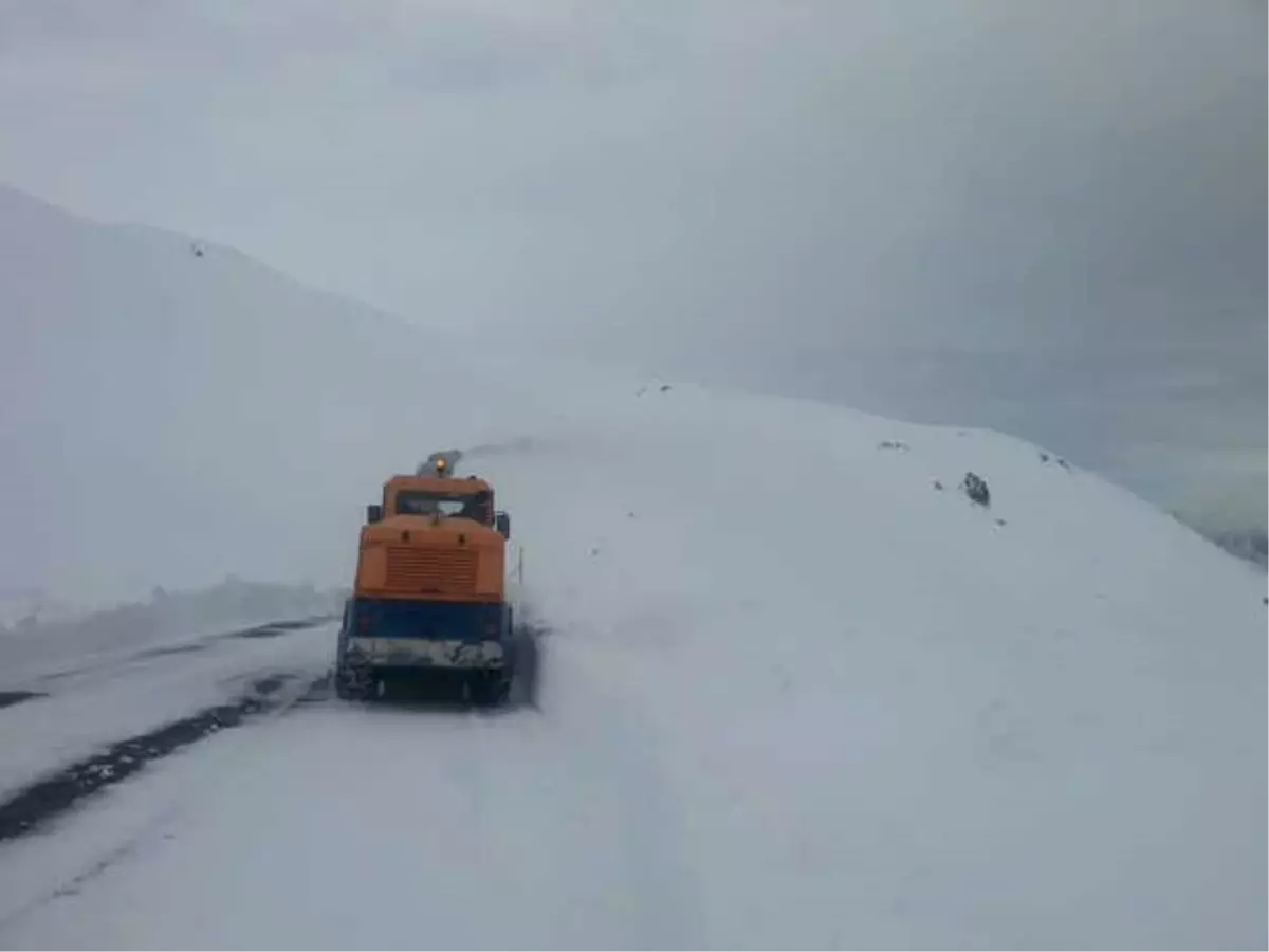 Hakkari\'de Köy ve Mezra Yolları Ulaşıma Açıldı