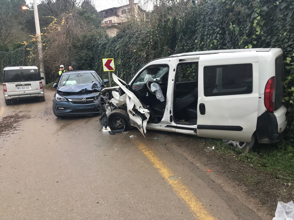 Kocaeli\'de Otomobil ile Hafif Ticari Araç Çarpıştı: 6 Yaralı