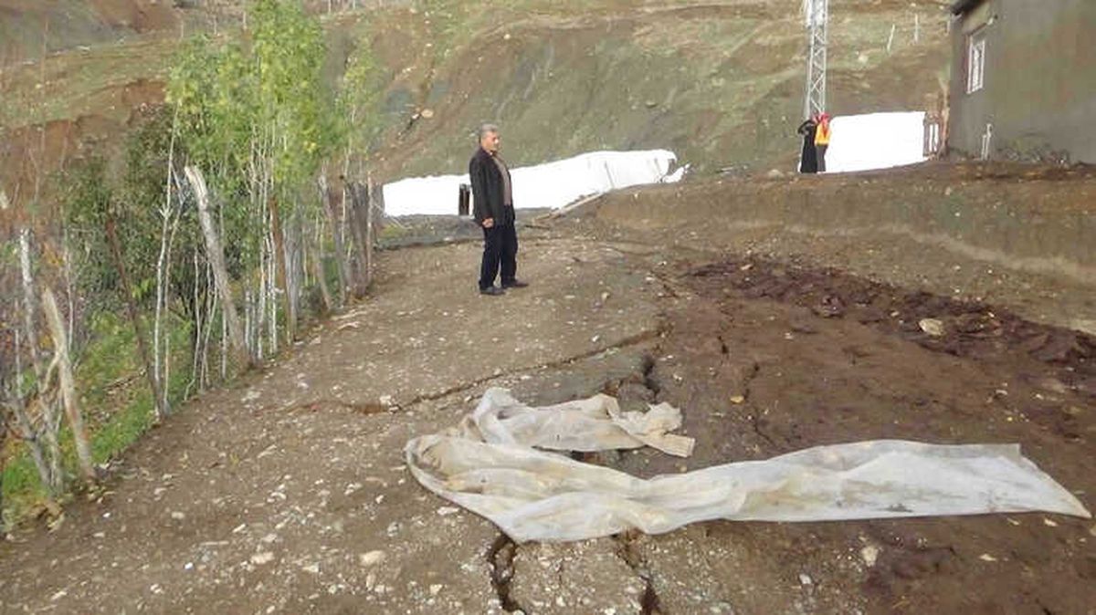 Kulp\'ta Heyelan Nedeniyle 8 Nüfuslu Ailenin Yaşadığı Ev Yıkılma Tehlikesi Geçiriyor