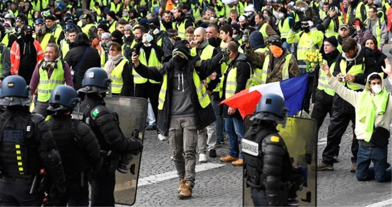 Macron\'un Vaatleri İşe Yaramadı! Sarı Yelekliler\'in Gösterisi Öncesinde 25 Eylemci Gözaltına Alındı