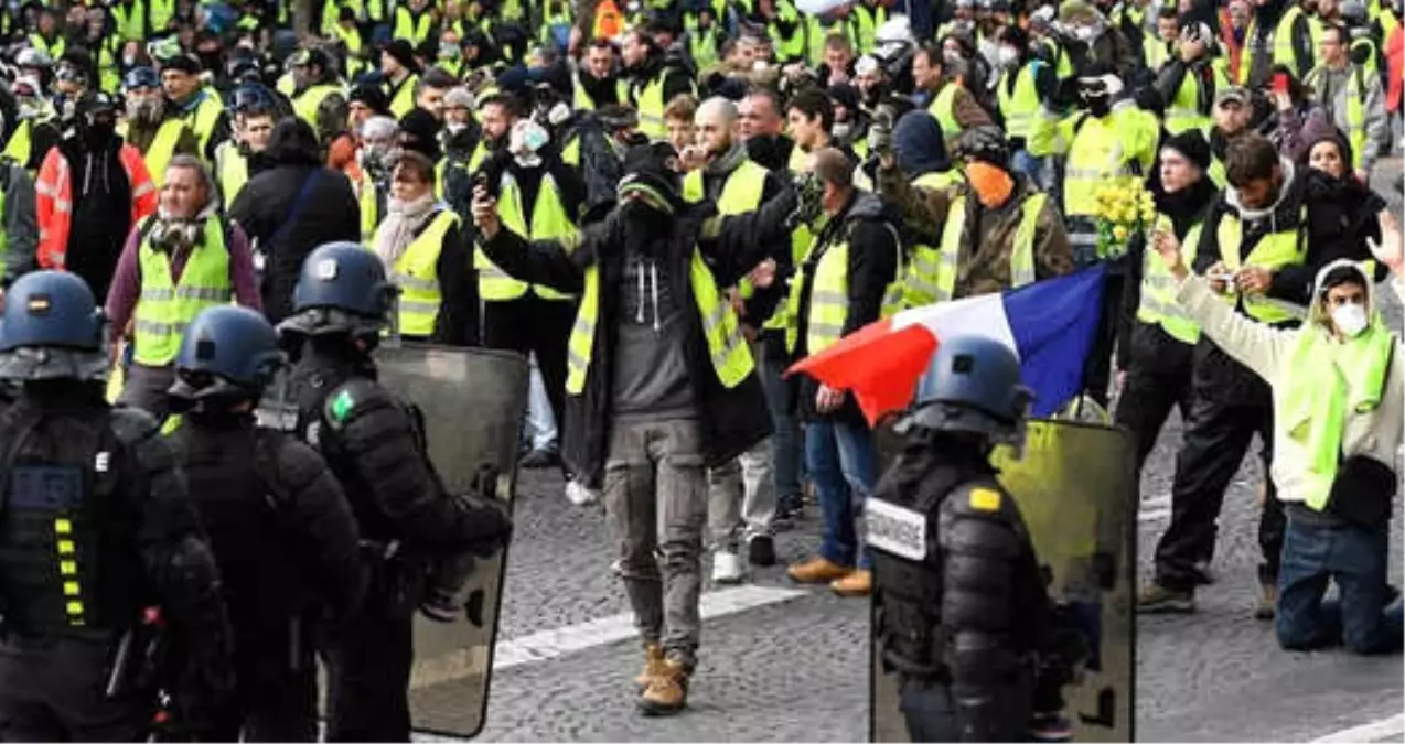 Macron\'un Vaatleri İşe Yaramadı! Sarı Yelekliler\'in Gösterisi Öncesinde 25 Eylemci Gözaltına Alındı