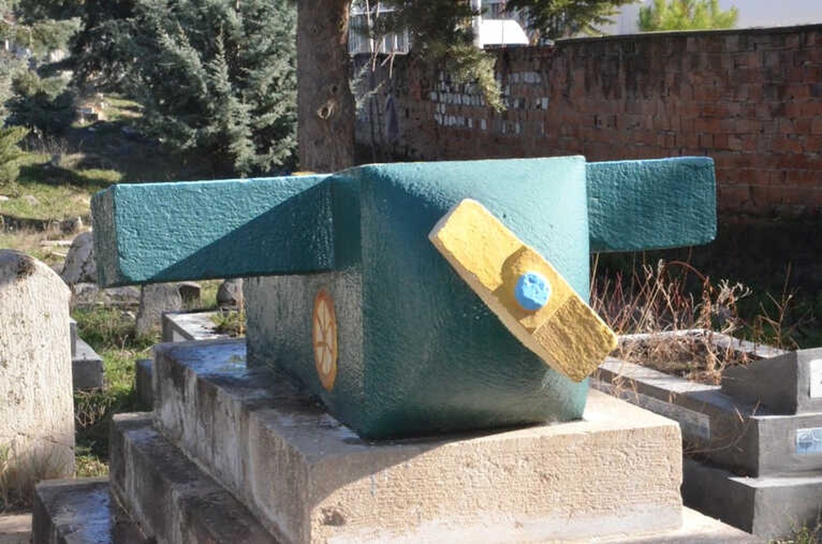 Malatya\'daki Uçak Mezar Görenleri Şaşırtıyor