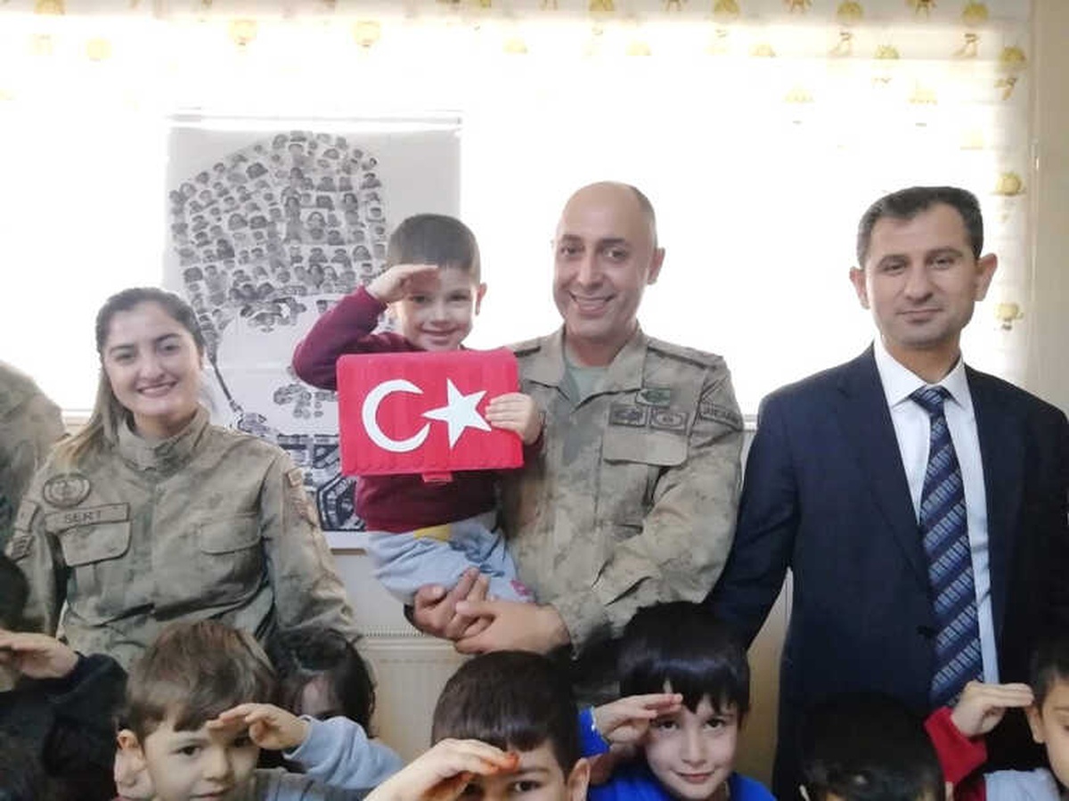 Mehmetçikten İhtiyaç Sahibi Öğrenci ile Ailelere Gıda ve Yakacak Yardımı