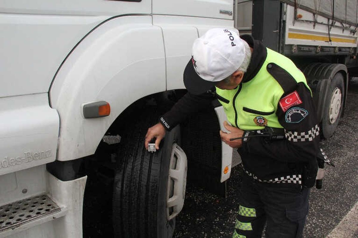 Milas\'ta Trafik Ekiplerinden Lastik Kontrolü
