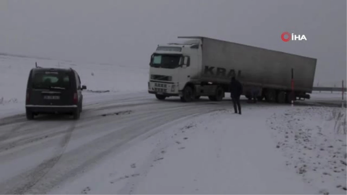 Mozaret Geçidinde Buzlanma Nedeniyle Kayan Tırlar Yolu Kapattı