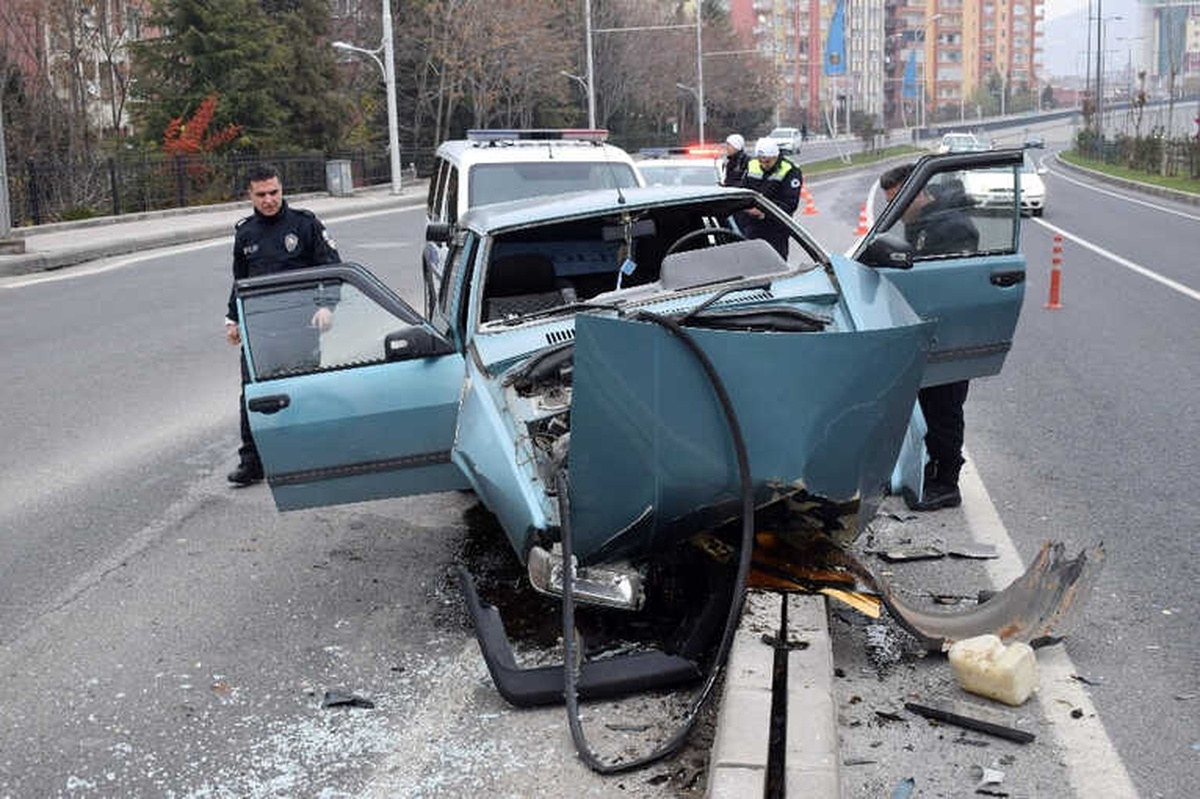 Otomobil Refüje Çarptı: 1 Ağır Yaralı