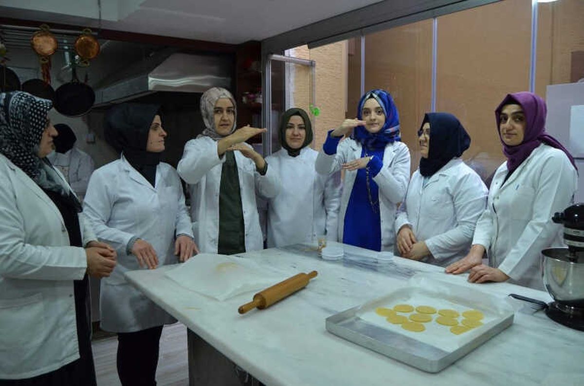 Pasta Yapmayı İşaret Diliyle Öğreniyorlar