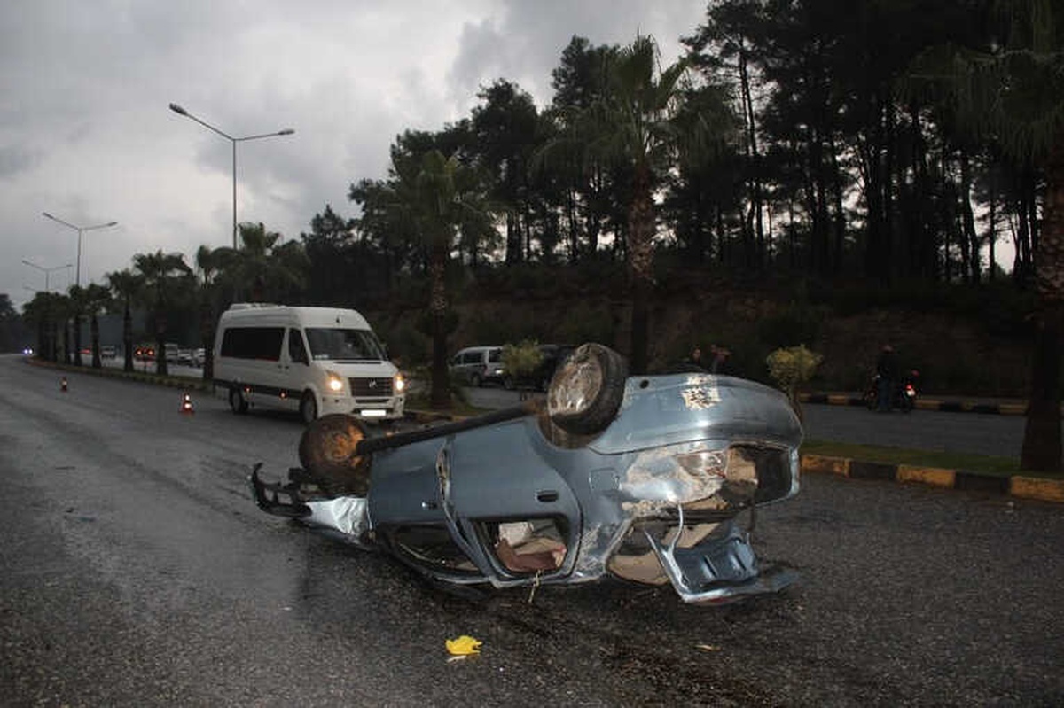 Refüje Çarpan Otomobil Takla Attı: 2 Yaralı