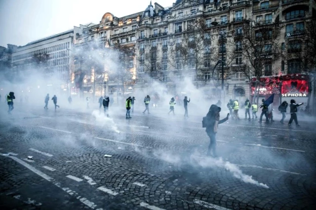 Sarı Yelekliler: Fransa'da Sokaklara Çıkan Eylemcilerin Sayısı Yarıya Düştü, System.String[]