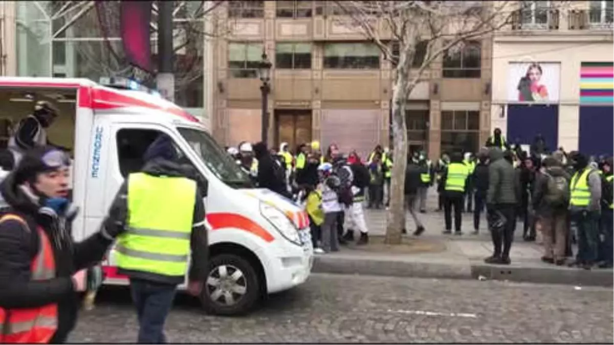 Sarı Yeleklilerin" Gösterilerinde Bir Eylemci Gözünden Yaralandı