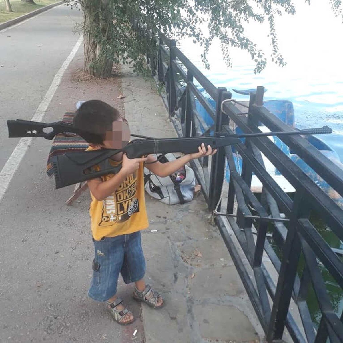 Tabancayla Oynarken Babasını Öldüren Çocuğun Tüfekli Fotoğrafı Ortaya Çıktı