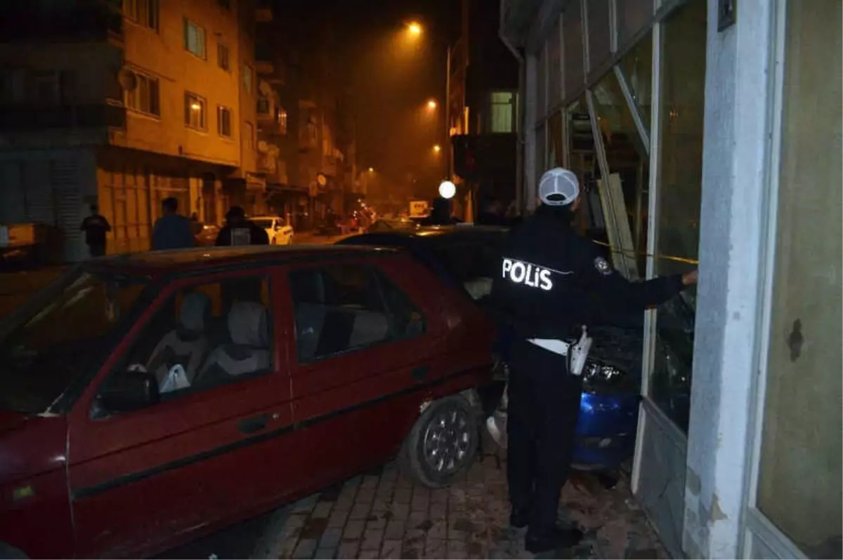 Ticari Araçla Çarpışan Otomobil İş Yerine Daldı: 2 Yaralı