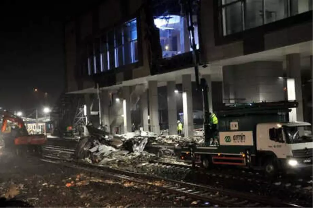 Tren Kazasındaki 2 Vagon Olay Yerinden Kaldırıldı