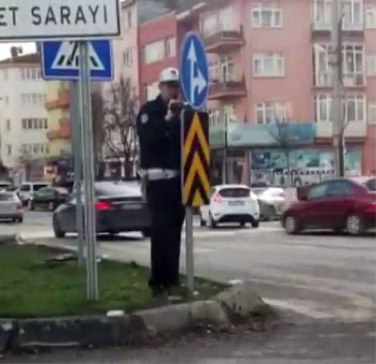 Yön Tabelasının Arkasına Gizlenerek Video Çeken Polise Sürücüler Tepki Gösterdi